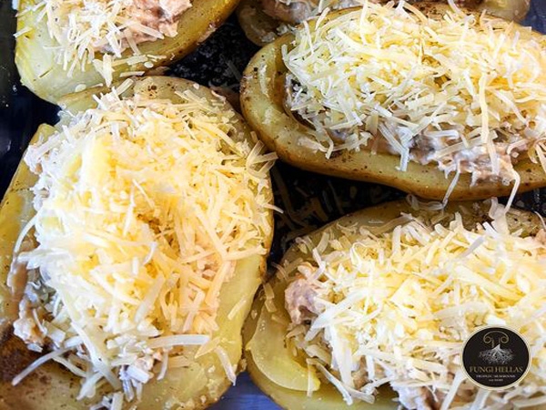 Potatoes stuffed with dried mushrooms